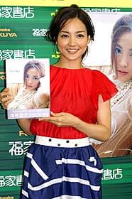 写真集の発売記念イベントを行った国仲涼子