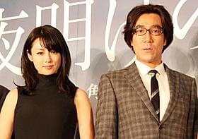 不倫は映画の中だけで!と訴える深田恭子と岸谷五朗「夜明けの街で」