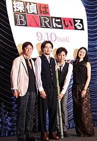 巨大うちわを持つ大泉洋(右から2番目)、小雪、 松田龍平、橋本一監督「探偵はBARにいる」