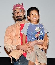 カメラマン・相川博昭氏と息子の泰治君「LIFE IN A DAY 地球上のある一日の物語」