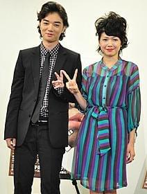緊急会見に臨んだ染谷将太と二階堂ふみ「ヒミズ」