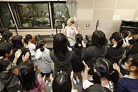 被災地の子どもたちとともに名曲「Smile」を合唱「モダン・タイムス」