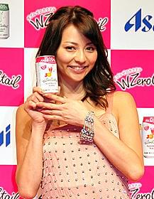 ノンアルコールカクテルをPRする香里奈