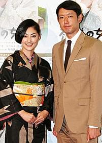 会見に臨んだ常盤貴子と筒井道隆