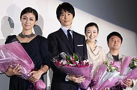 なでしこの花は「情熱・大胆・勇敢」が花言葉、 ニッコリほほ笑む鈴木京香、長谷川博己ら「セカンドバージン」