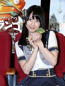 SKE48松井玲奈、カメレオンと2ショット!「ランゴ」