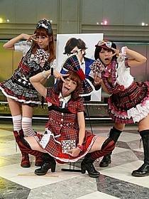 新曲「失恋ベイビー」を披露したあやまんJAPAN「女優」