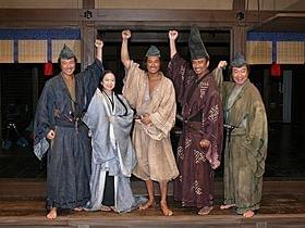 劇中セットでガッツポーズを決めた松山ケンイチら