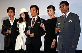 「夜明けの街で」初日挨拶に出席した(左から) 中村雅俊、萬田久子、岸谷五朗、深田恭子、若松節朗監督「夜明けの街で」