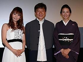 東京国際映画祭・特別オープニング作品「1911」の舞台挨拶に 立った(左から)中川翔子、ジャッキー・チェン、江角マキコ「1911」
