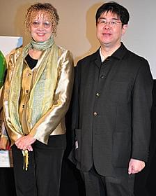 舞台挨拶に立ったメアリー・ポープ・オズボーン とメガホンをとった錦織博監督「マジック・ツリーハウス」