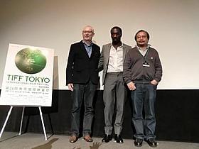 「飼育」リティー・パニュ監督(右)「飼育」