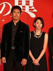 「麒麟の翼 劇場版・新参者」に 出演する阿部寛と新垣結衣「麒麟の翼 劇場版・新参者」