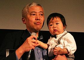 舞台挨拶に立った佐野伸寿監督「春、一番最初に降る雨」
