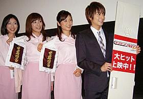 ミニスカOL役の3人と舞台挨拶に立った小池徹平「サラリーマンNEO 劇場版(笑)」