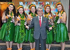 渡部恒三議員とフラガール「フラガール」