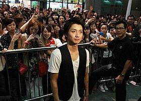 藤原竜也を取り囲む現地のファン700人「カイジ2 人生奪回ゲーム」