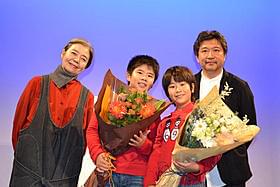 「奇跡」のDVDリリースを記念し会見した(左から) 樹木希林、まえだまえだ、是枝裕和監督「奇跡」