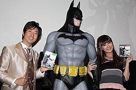 「バットマン:アーカム・シティ」の発売記念イベントに登場した椿姫彩菜と有村昆「バットマン」