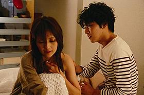 吉井怜が体当たりの熱演「夕闇ダリア」