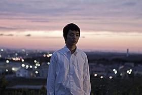 物憂げな表情で遠くを見つめる染谷将太「生きてるものはいないのか」