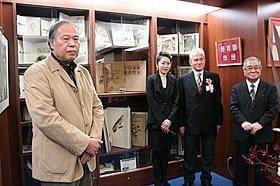 アンティーク本専門店オープンを祝う荒俣宏氏(左)「風と共に去りぬ」
