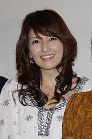 主演作「夕闇ダリア」の 初日舞台挨拶に立った吉井怜「夕闇ダリア」