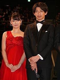 深紅のドレス姿で華を添えた深田恭子「ワイルド7」