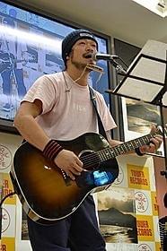 ミニライブを行った竹原ピストル「海炭市叙景」