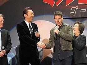 握手を交わす布袋寅泰とトム・クルーズ「ミッション:インポッシブル」