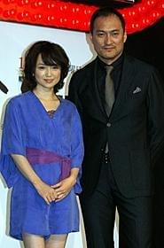 会見に出席した渡辺謙と永作博美