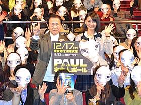 笑顔を浮かべる加藤夏希と矢追純一「宇宙人ポール」