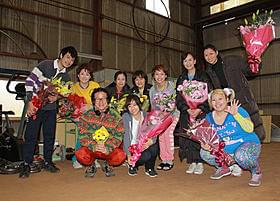 井上真央を軸に笑顔あふれるクランクアップ「綱引いちゃった!」