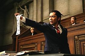 主人公・成歩堂龍一に扮する成宮寛貴の「異議あり!」「逆転裁判」