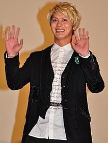 客席に向かって手を振る山田親太朗「琉神マブヤー THE MOVIE 七つのマブイ」