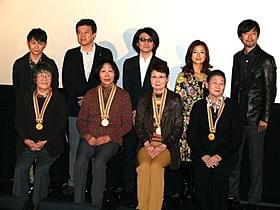 金メダル持参の東洋の魔女たちと記念撮影「ALWAYS 三丁目の夕日’64」