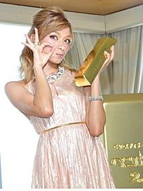 1億円の宝飾品を身に付けはしゃぐローラ「ペントハウス」