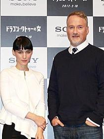 来日会見を開いたデビッド・ フィンチャー監督(右)とルーニー・マーラ「ドラゴン・タトゥーの女」