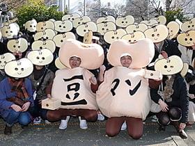 “豆マン”に変身したサンドウィッチマン
