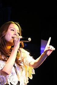 公開リハーサルで熱唱するMay J.「センチメンタルヤスコ」