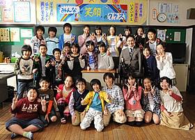 担任する子どもたち28人に囲まれ笑顔の乙武洋匡氏「だいじょうぶ3組」