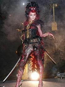 5時間がかりの特殊メイクで登場!「ドラゴン・タトゥーの女」