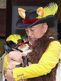 猫をかわいがる竹中直人「長ぐつをはいたネコ」