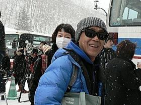 雪の中映画祭会場入りする廣木隆一監督「シャーロック・ホームズ シャドウ ゲーム」