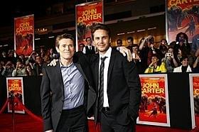 (左より)ウィレム・デフォーとテイラー・キッチュの息もぴったり!