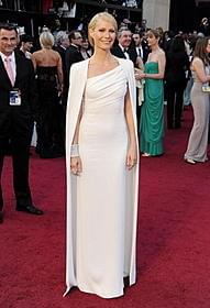 トム・フォードのエレガントなドレス姿を披露「アイアンマン」