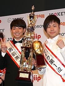 “男前”トップの「ピース」綾部祐二(左) “ブサイク”第1位の「NON STYLE」井上裕介(右)