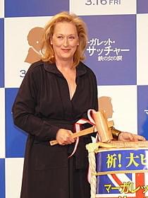 来日会見で鏡割りを行ったメリル・ストリープ「マーガレット・サッチャー 鉄の女の涙」