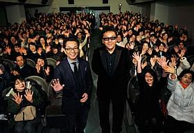 岩手のファンに囲まれ笑顔の水谷豊と和泉聖治監督「HOME 愛しの座敷わらし」