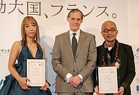 駐日フランス大使から任命状を授与された蜷川実花と竹中直人「無能の人」